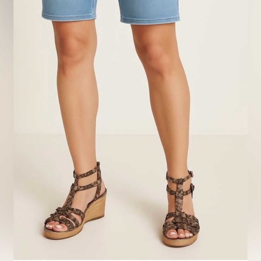 Franco Sarta Espadrille Wedge Sandal Shoes. Size 7.5. Adjustable Buckles.T strap